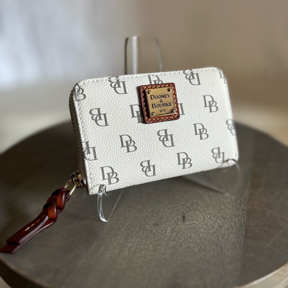 Dooney and Bourke Gretta Large Zip Around Credit Card Case in WHITE